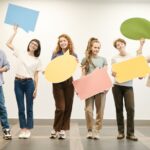 Een team dat samenwerkt aan interne communicatie strategieën in een moderne kantooromgeving.