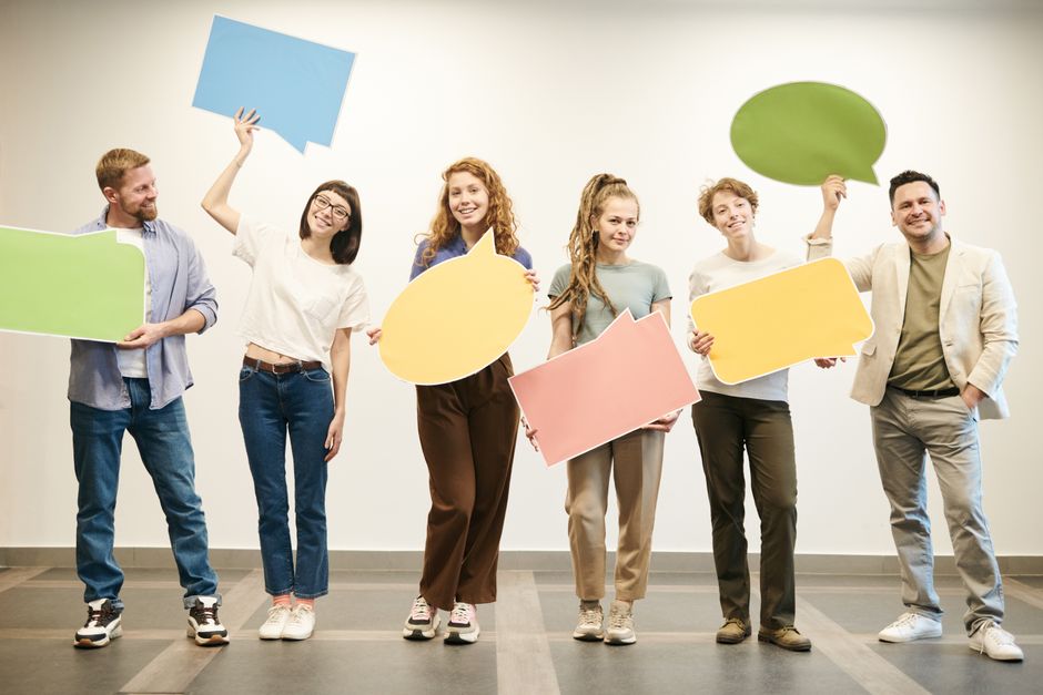 Een team dat samenwerkt aan interne communicatie strategieën in een moderne kantooromgeving.