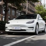 Een elektrische auto wordt gebruikt als thuisbatterij voor energieopslag en efficiënt energiebeheer in huis.
