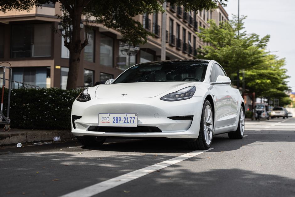 Een elektrische auto wordt gebruikt als thuisbatterij voor energieopslag en efficiënt energiebeheer in huis.